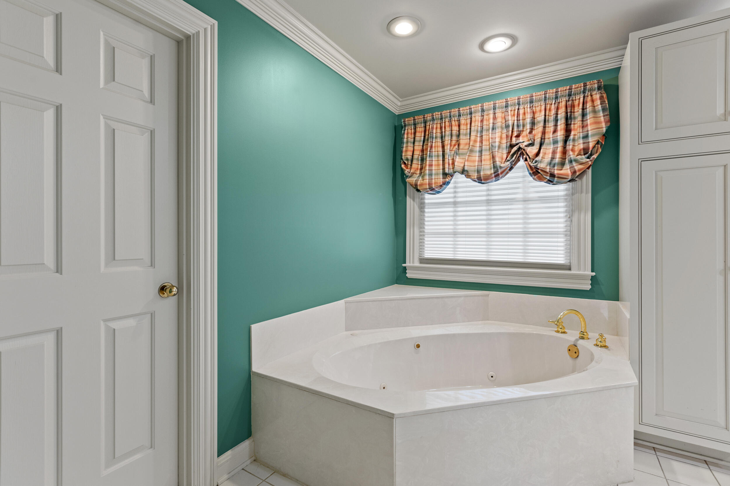 4800 Chelmsbury Lane