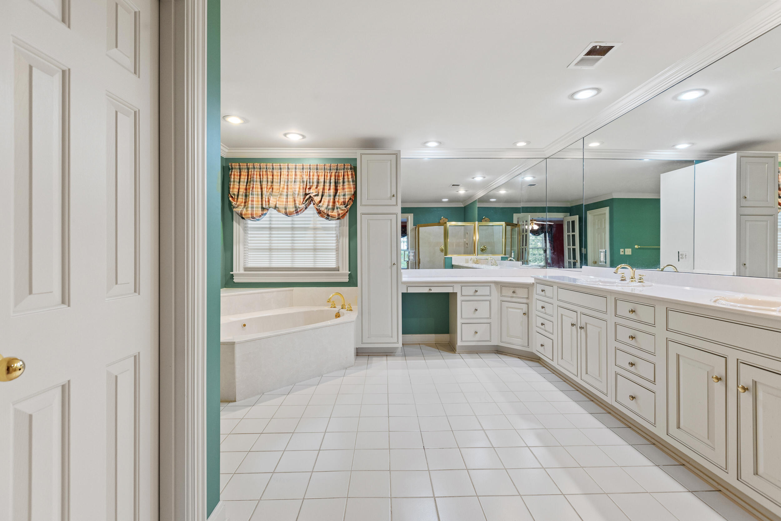 4800 Chelmsbury Lane