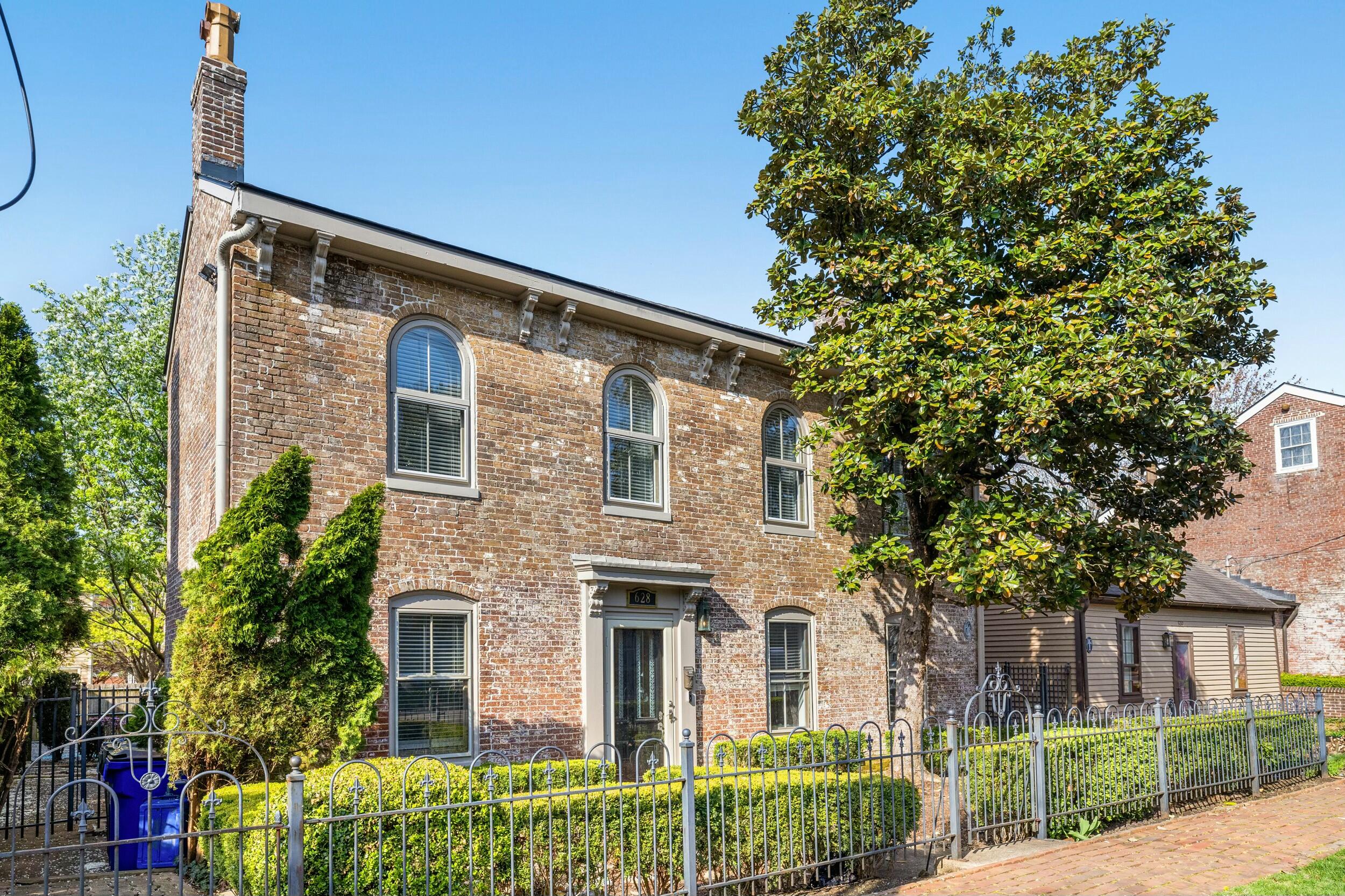 628 West Short Street