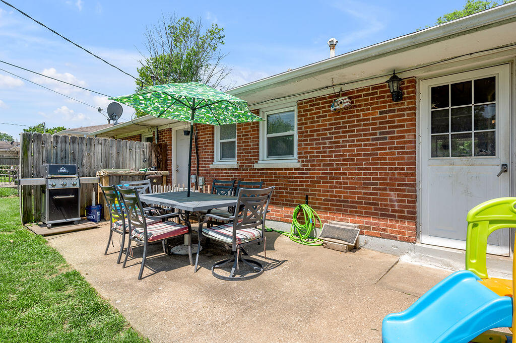 1976 Greenleaf Drive