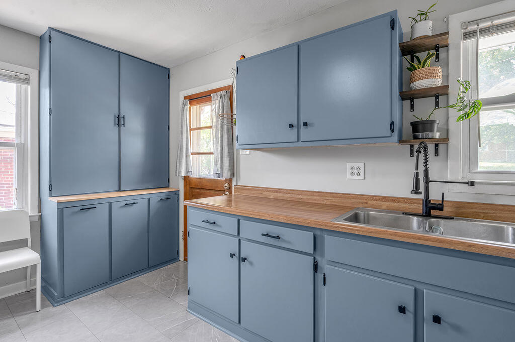 1976 Greenleaf Drive