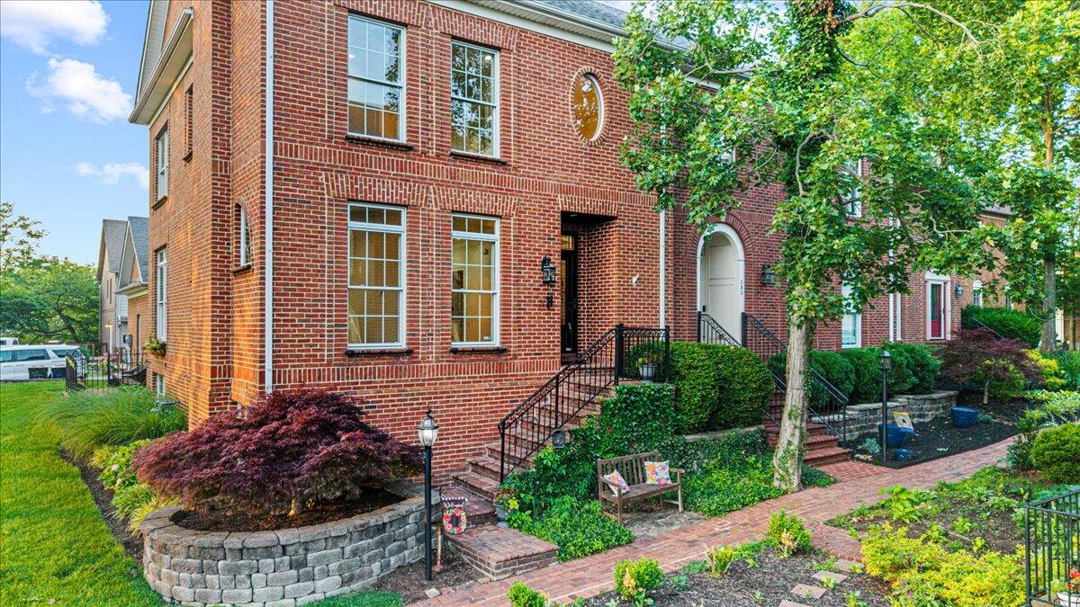 228 Chippendale Circle