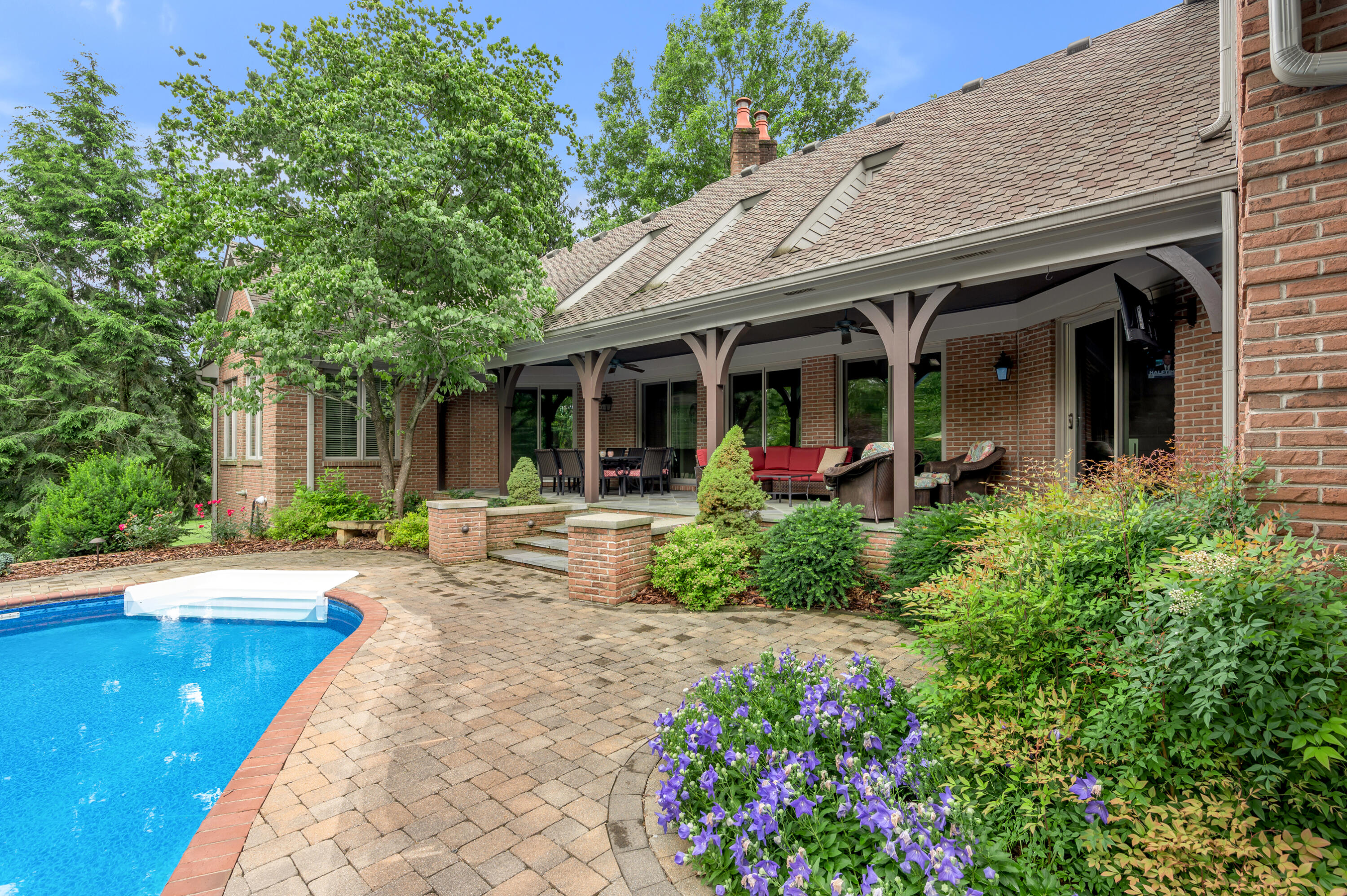 52 Avenue of Champions