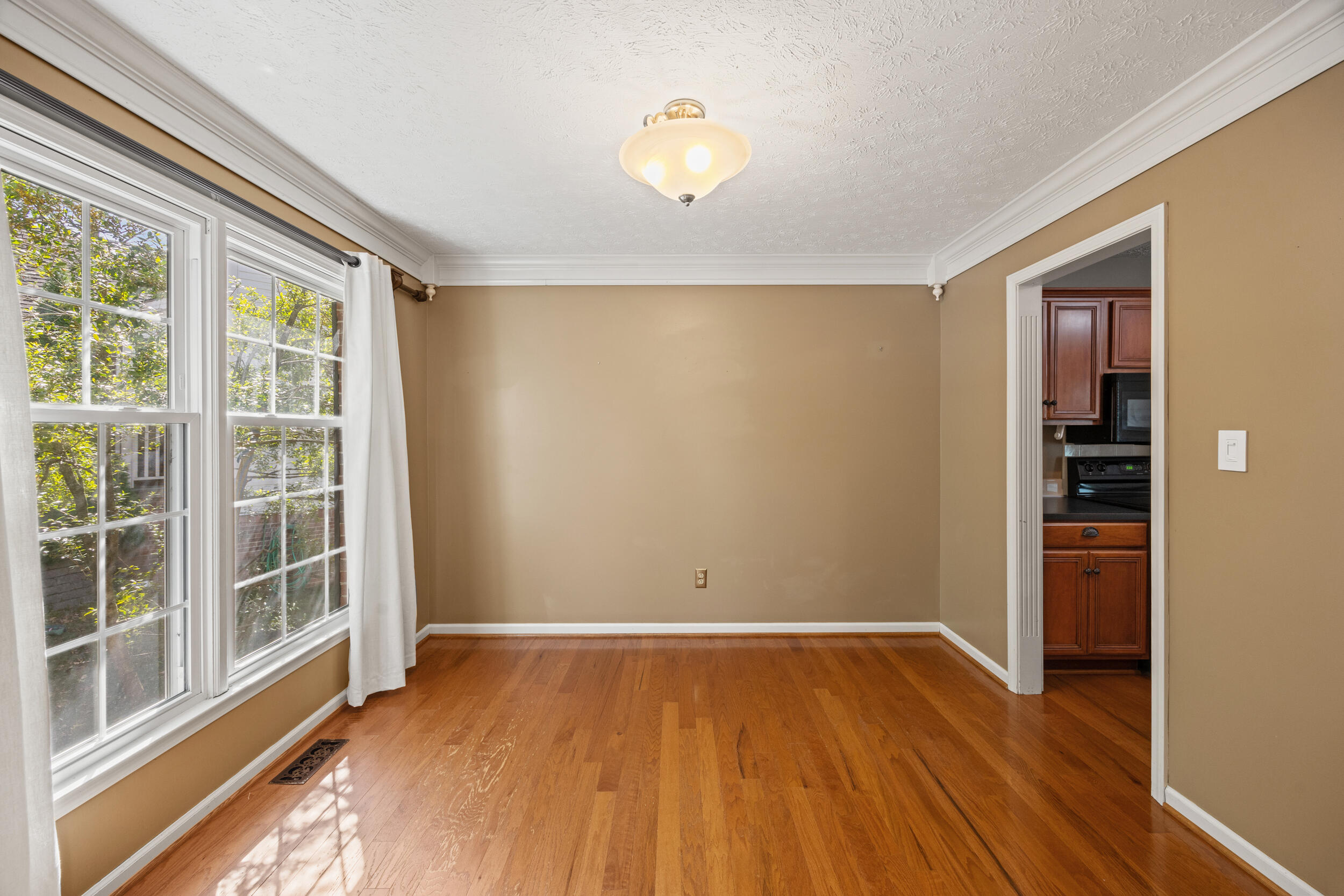 3893 Scarlet Oak Lane