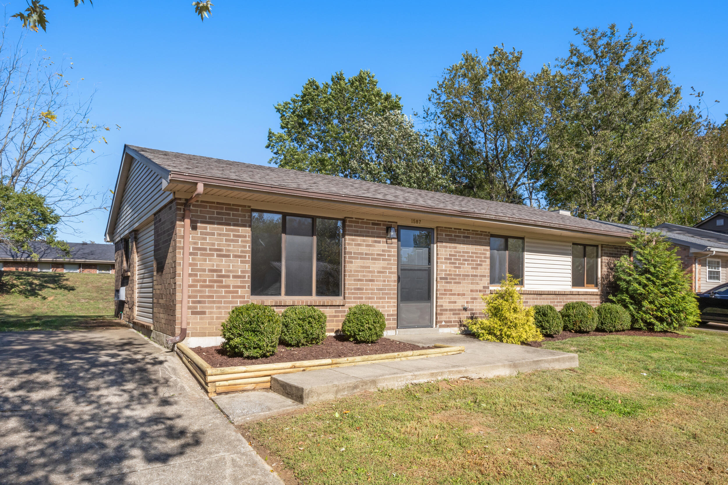 1587 Samara Glen Way, Lexington