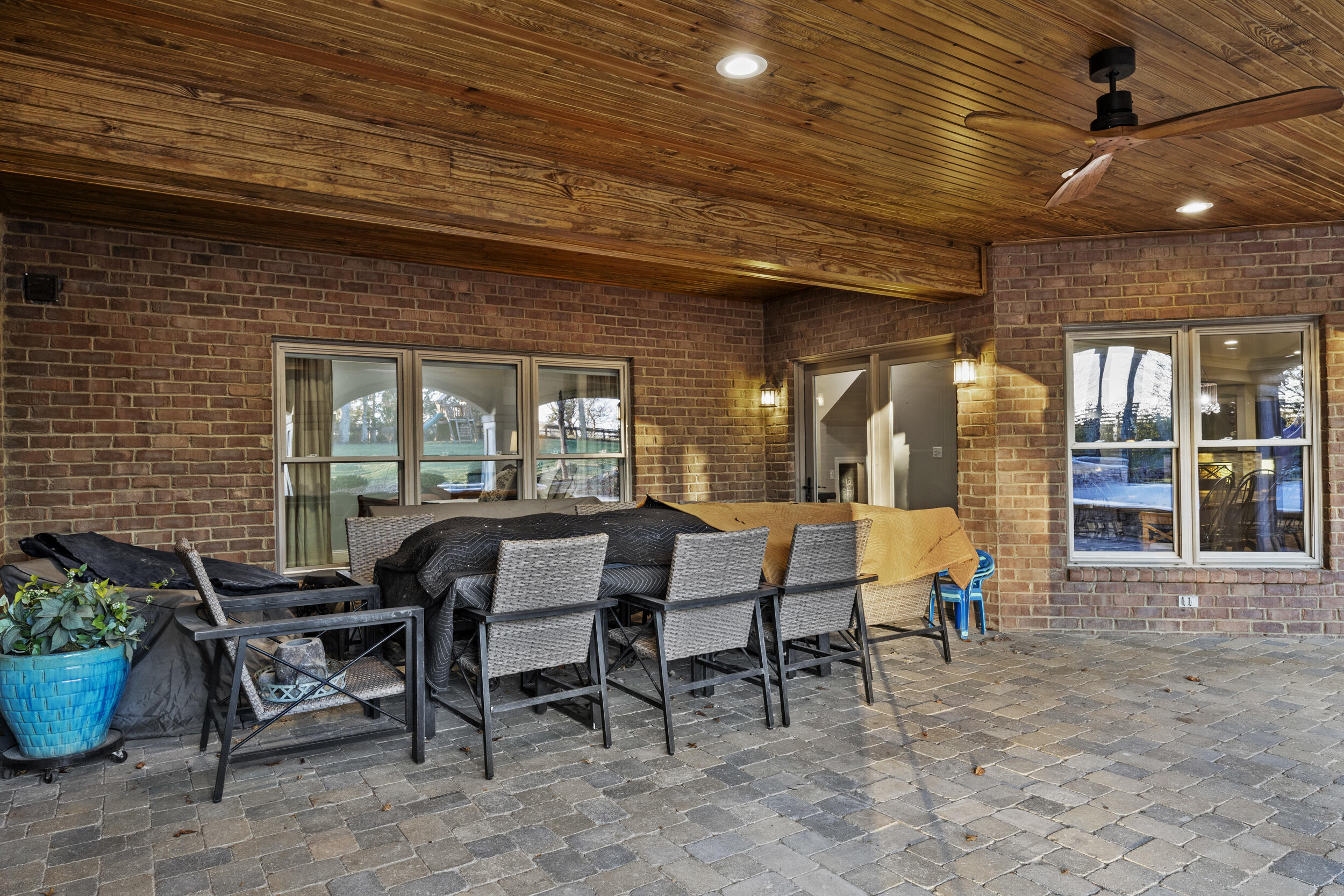 236 E Cambridge Lane