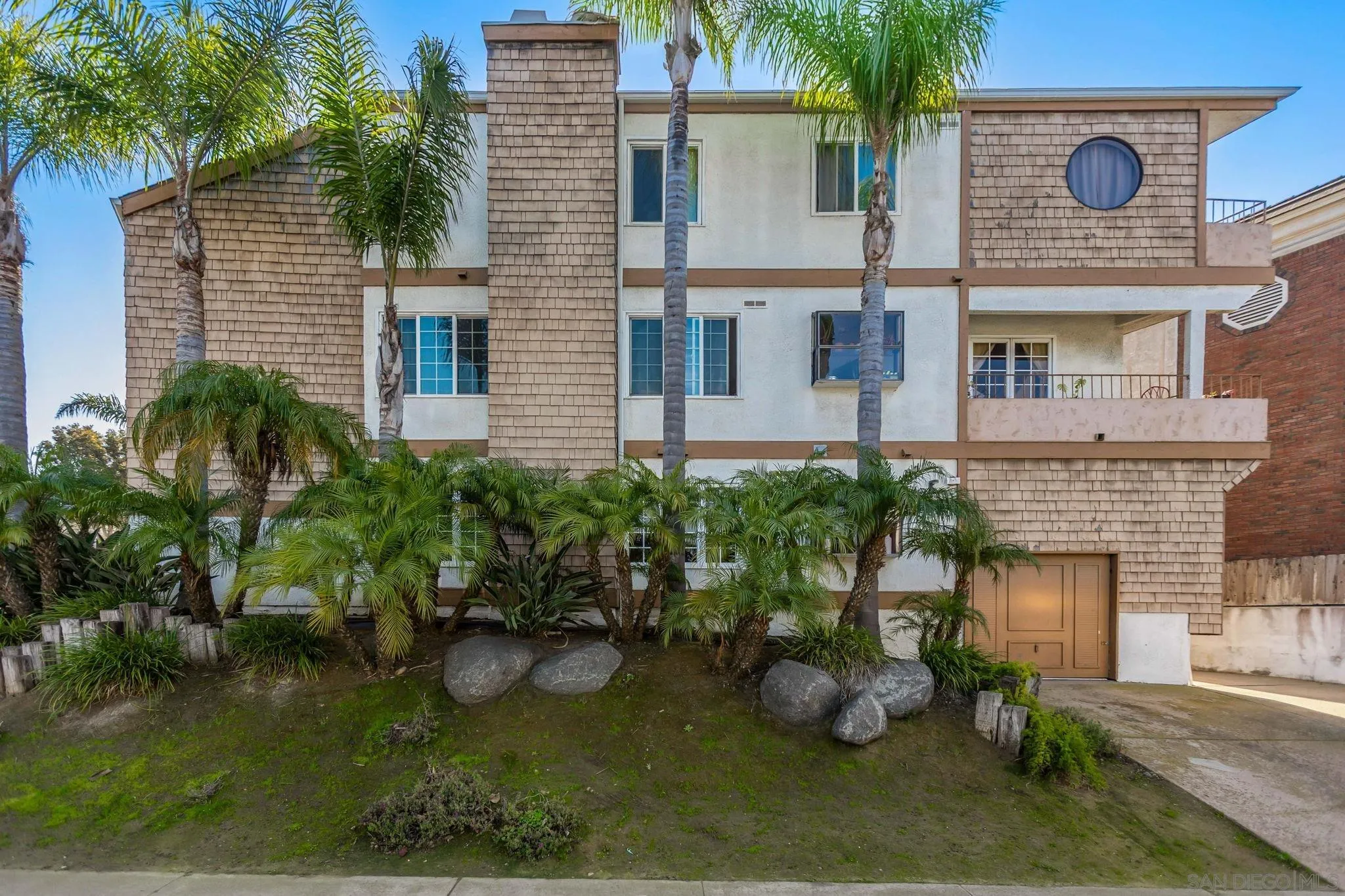 2133 Chatsworth Blvd