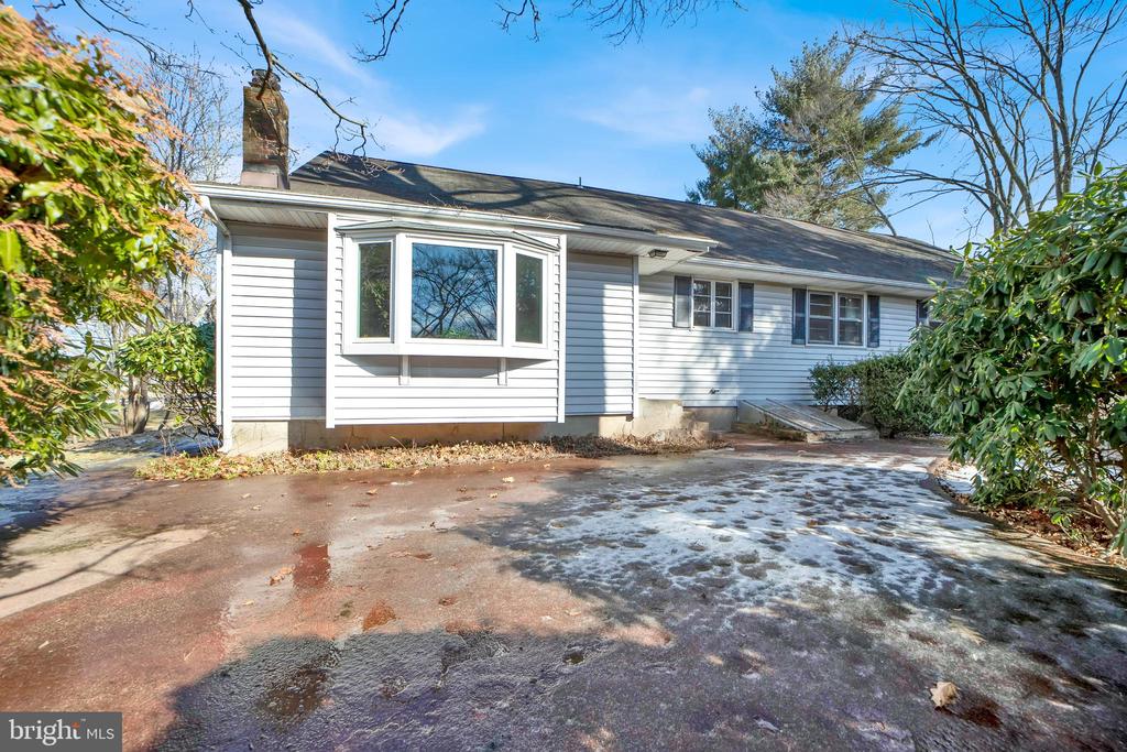 3 Clover Hill Cir