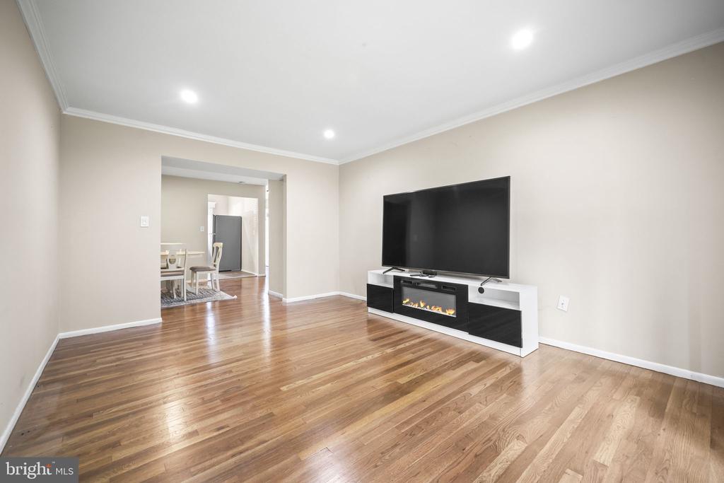 807 SILVER COURT