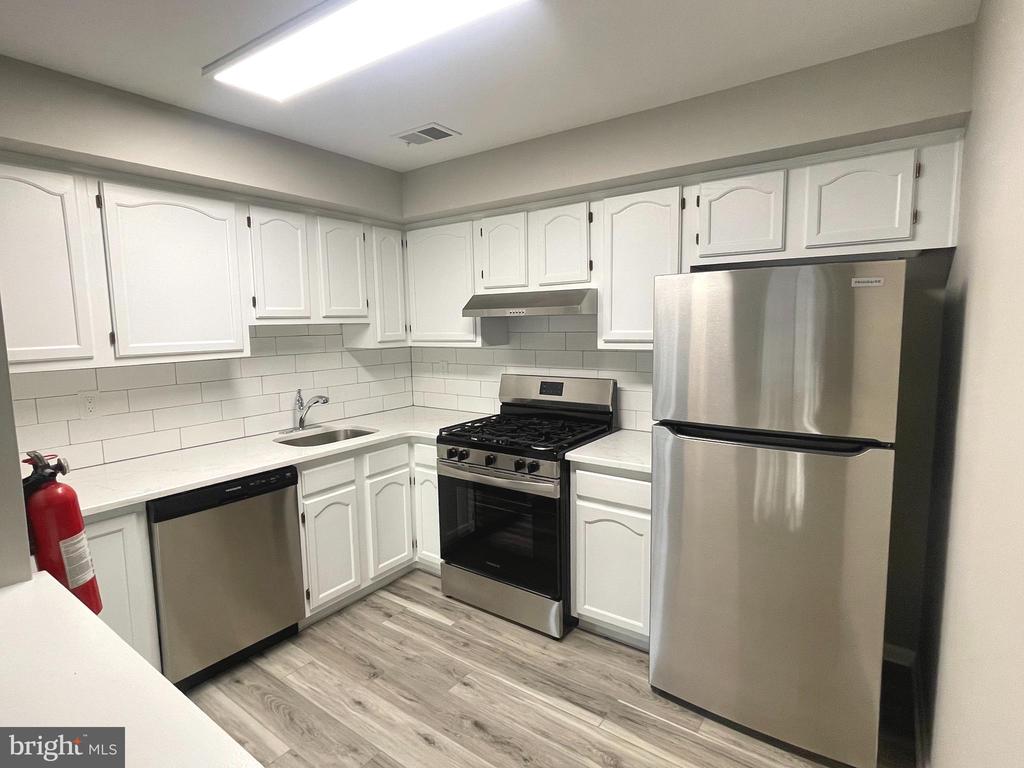 205 SALEM COURT Unit: 10