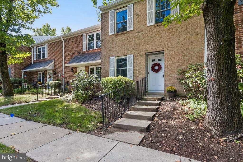 32 MAGNOLIA COURT