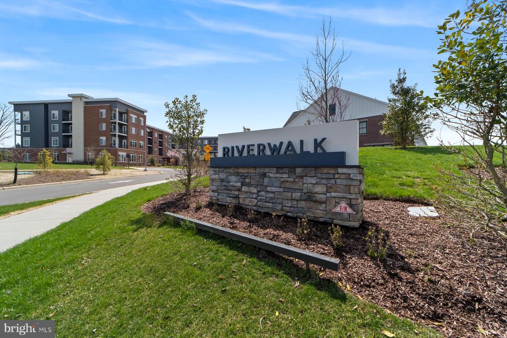 21 RIVERWALK