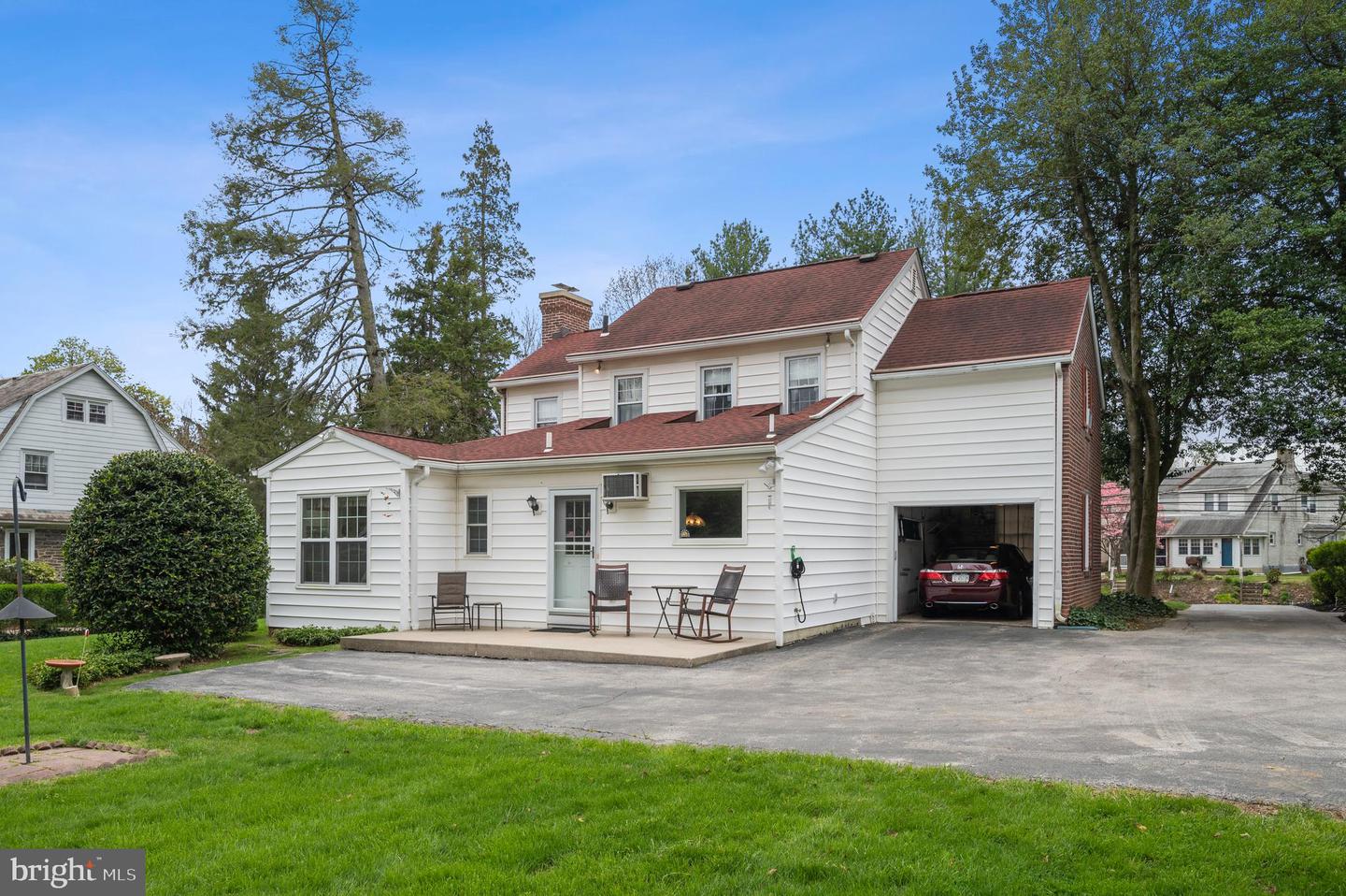 1037 MONTGOMERY AVENUE