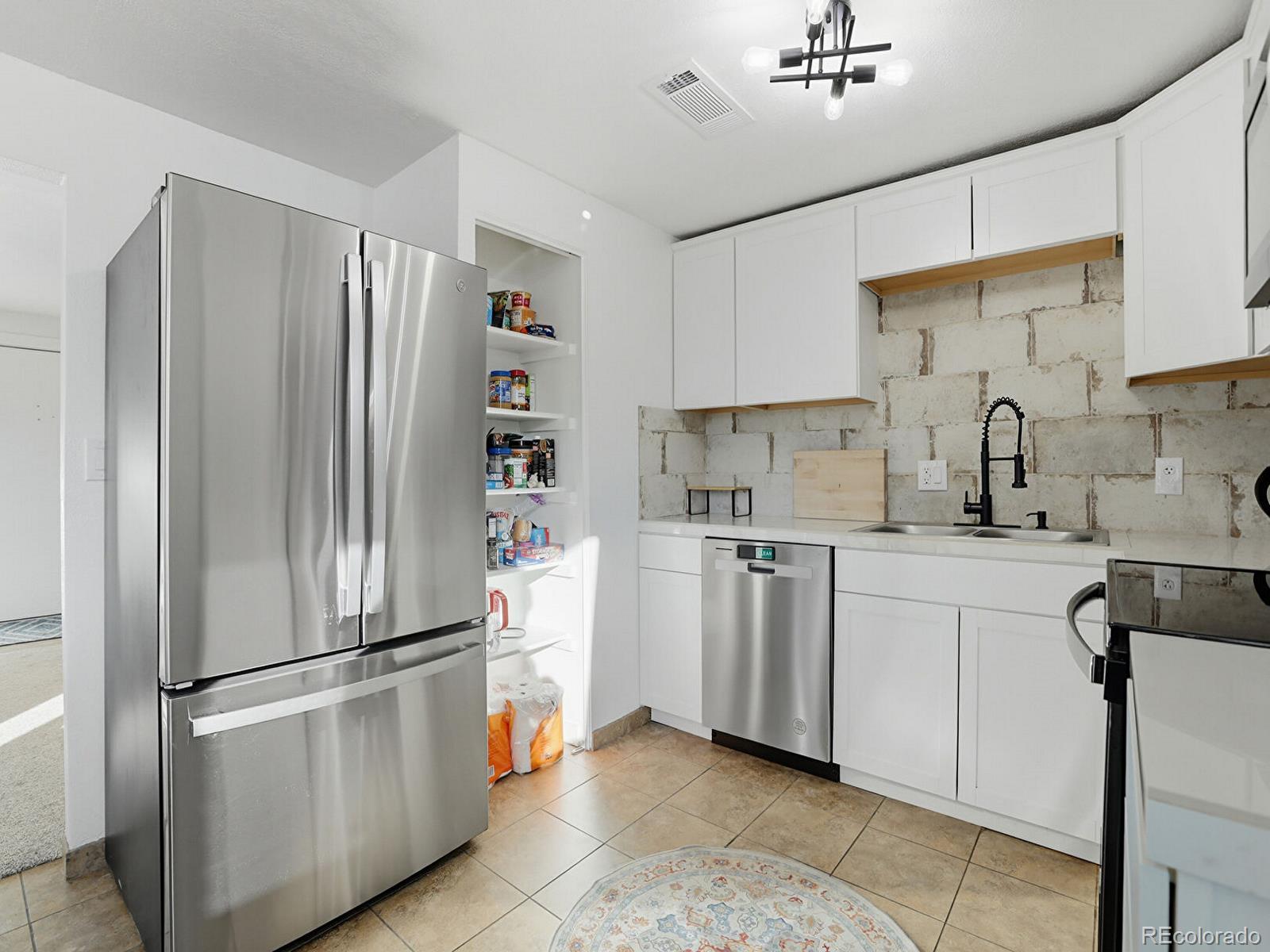 1723 Robb Street Unit: 33