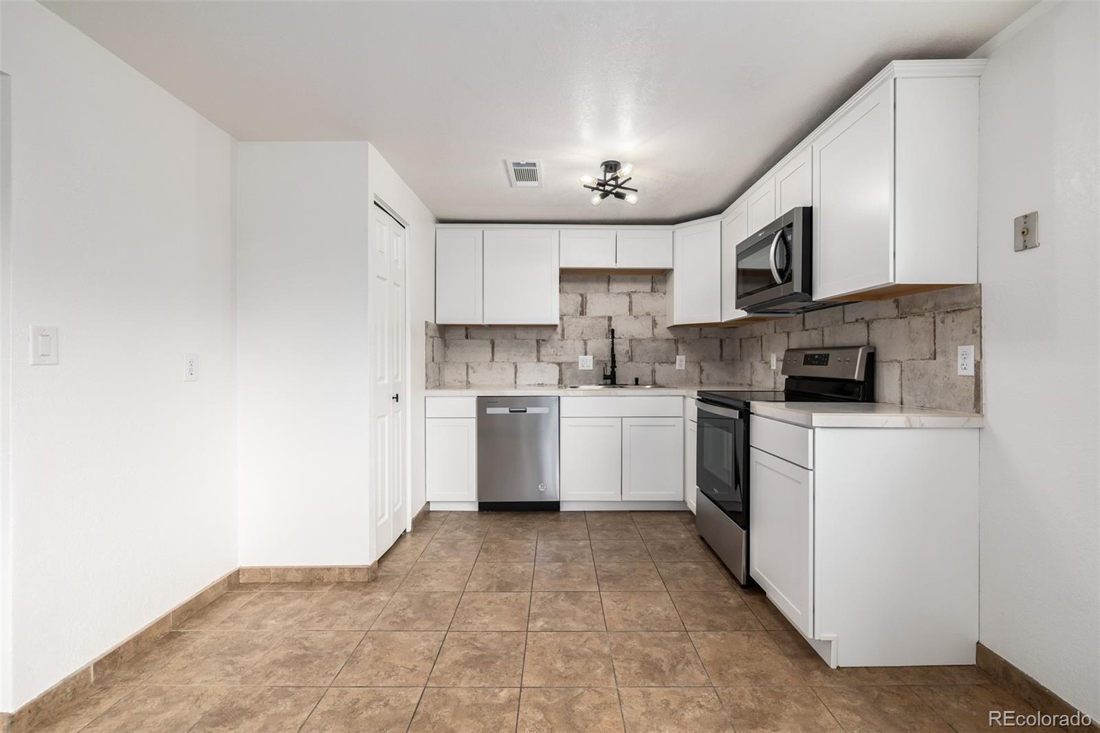 1723 Robb Street Unit: 33