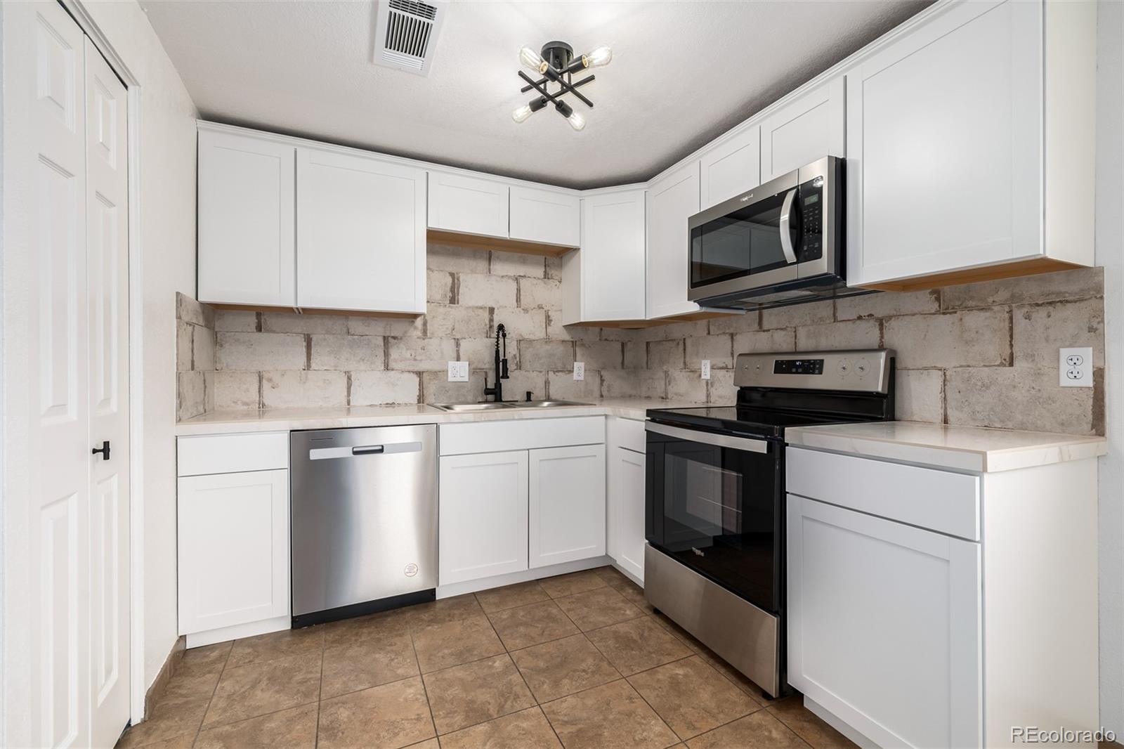 1723 Robb Street Unit: 33