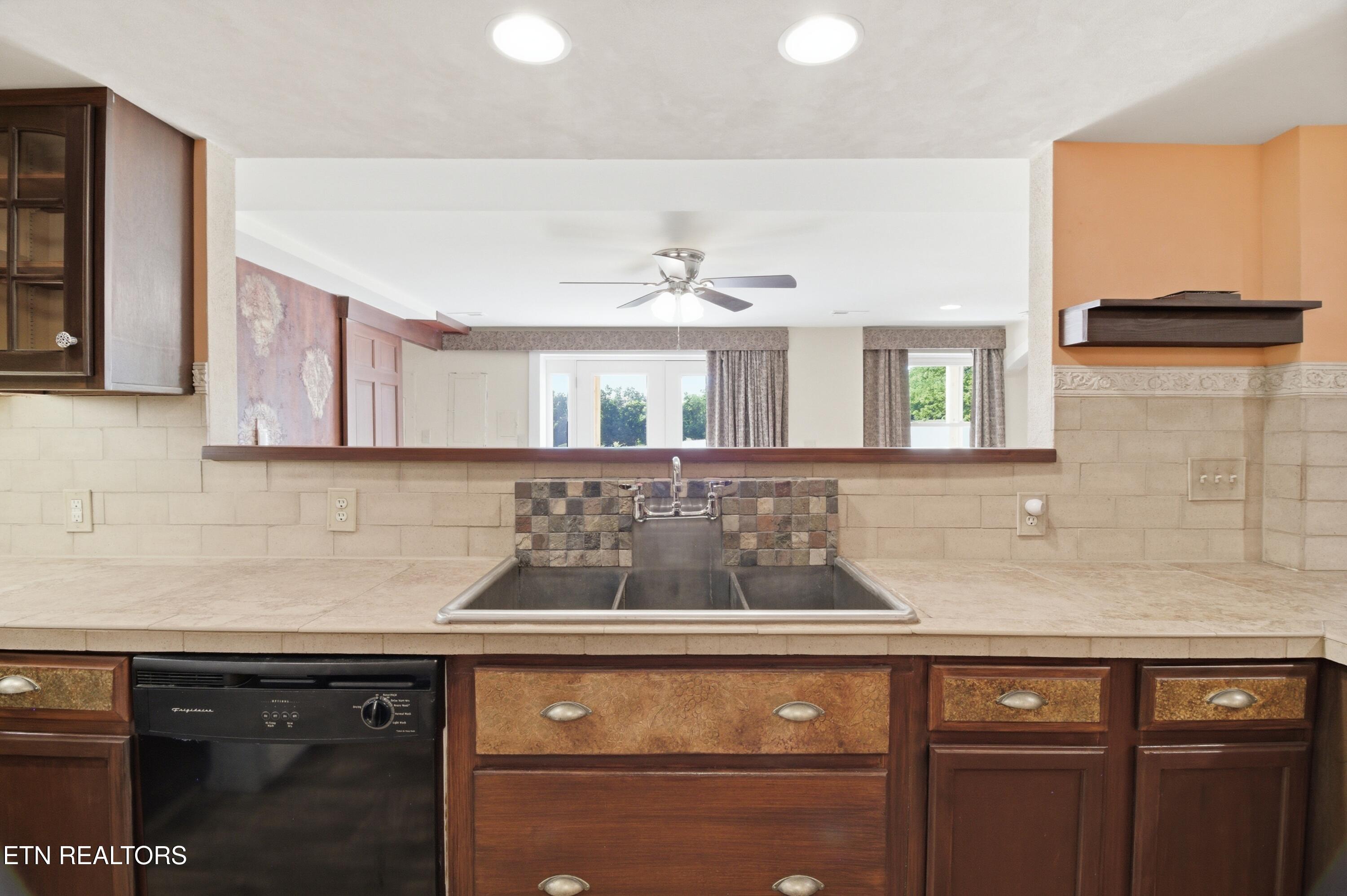 1518 E Brown School Rd