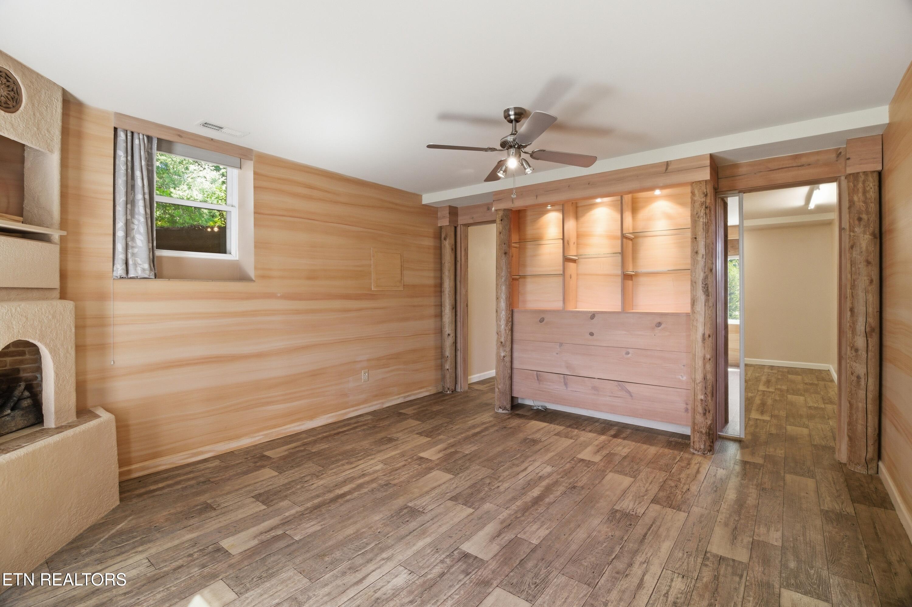 1518 E Brown School Rd