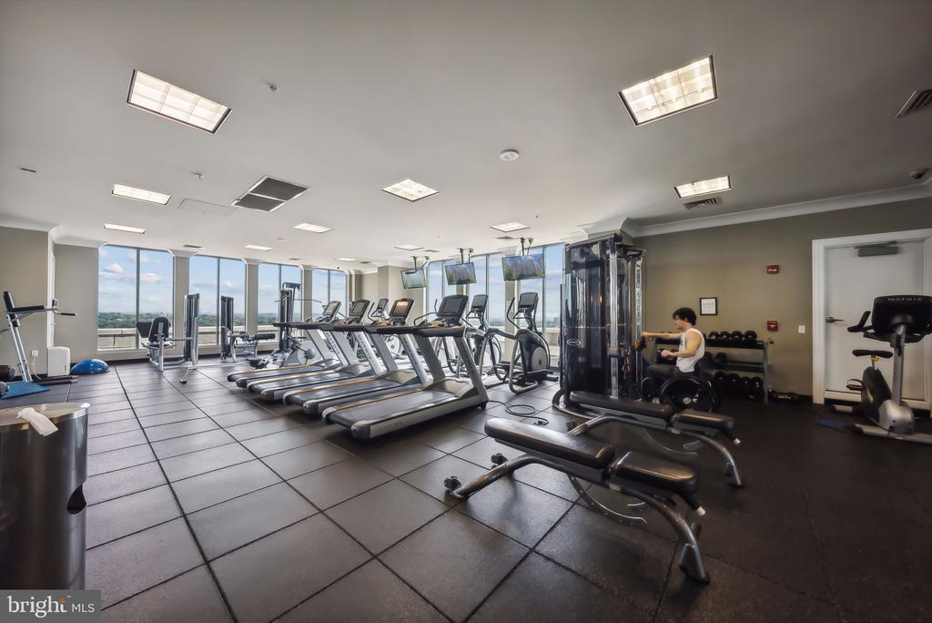 851 N Glebe Rd #415