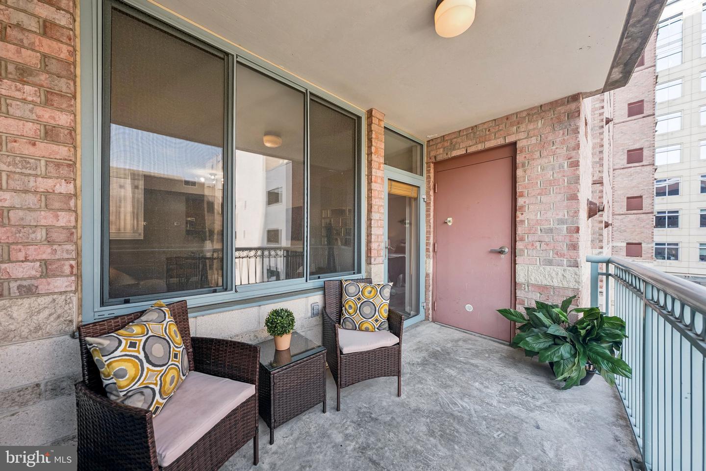 851 N Glebe Rd #415