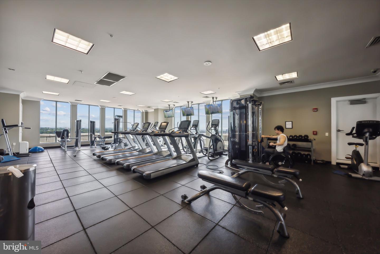 851 N Glebe Rd #415