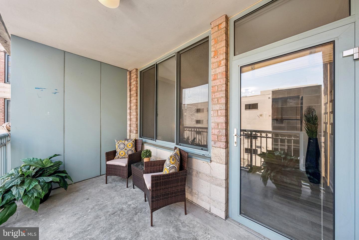 851 N Glebe Rd #415