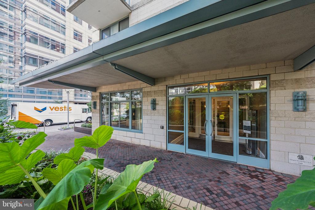 851 N Glebe Rd #415