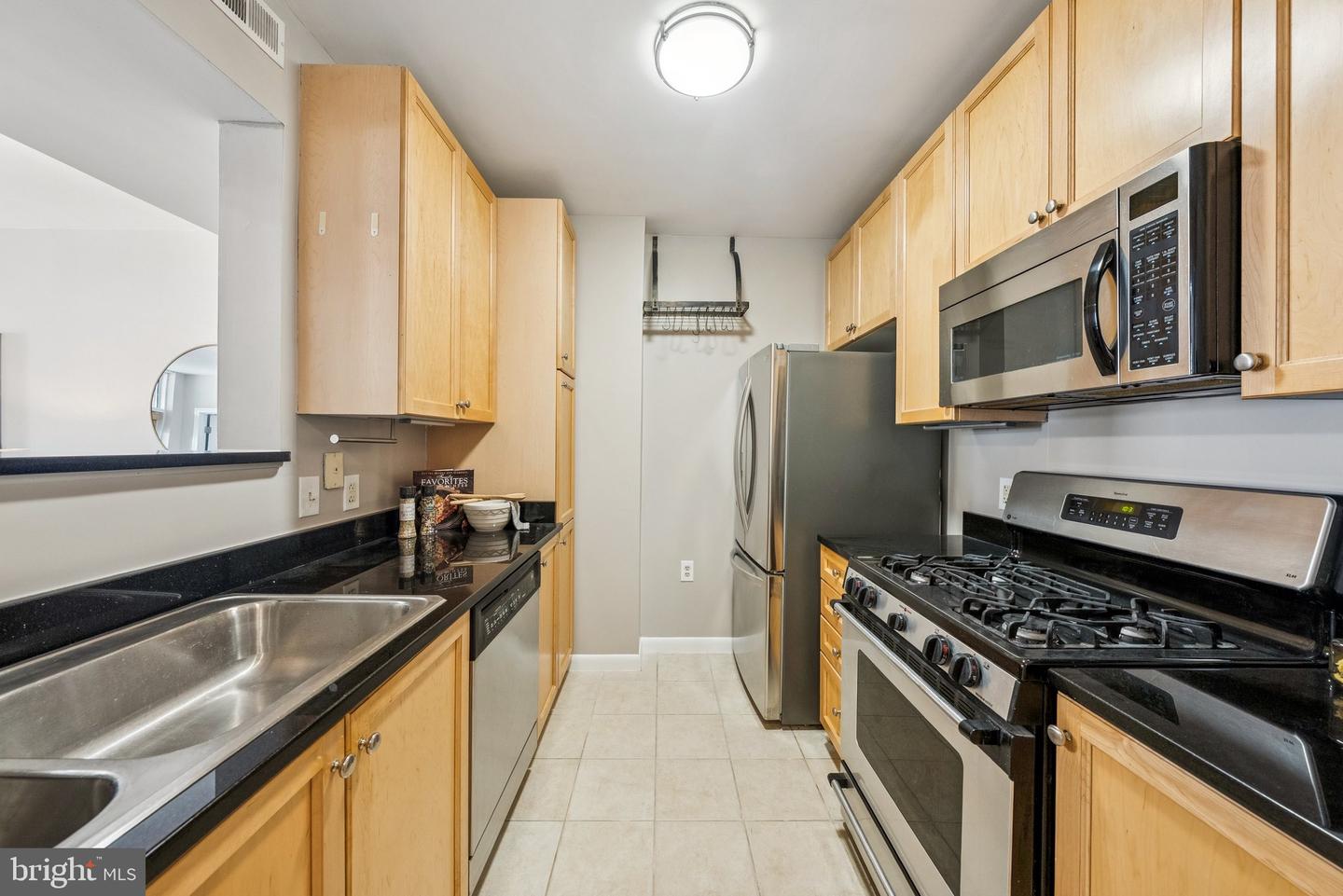851 N Glebe Rd #415