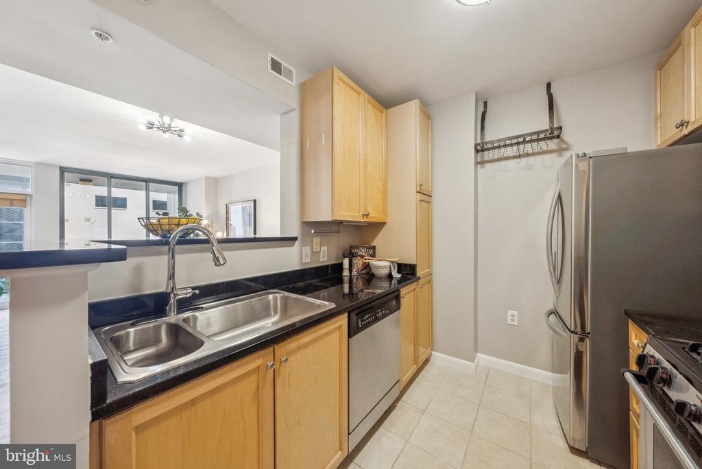 851 N Glebe Rd #415