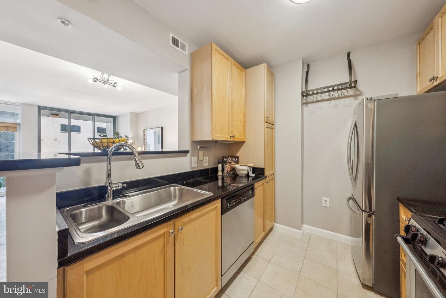 851 N Glebe Rd #415