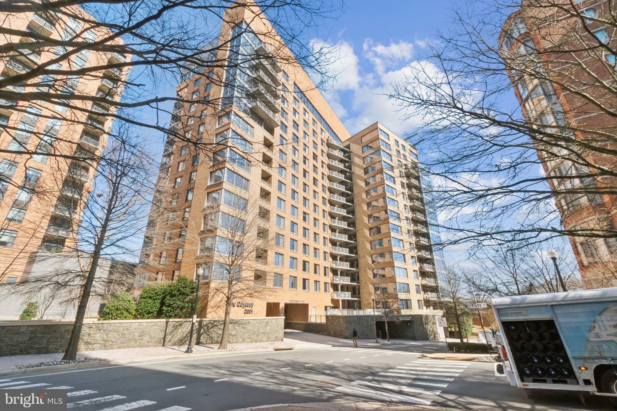 2001 15TH STREET N 1008