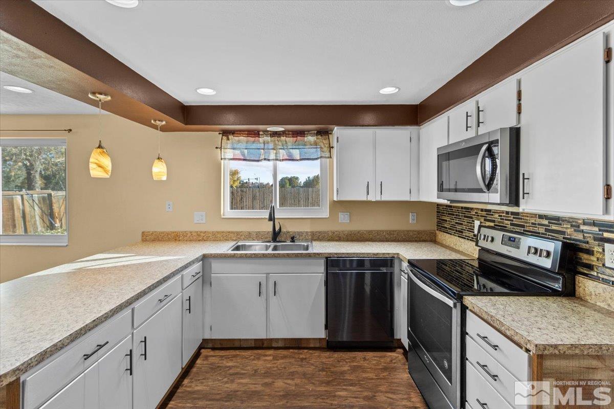 3059 Meadowlands Dr