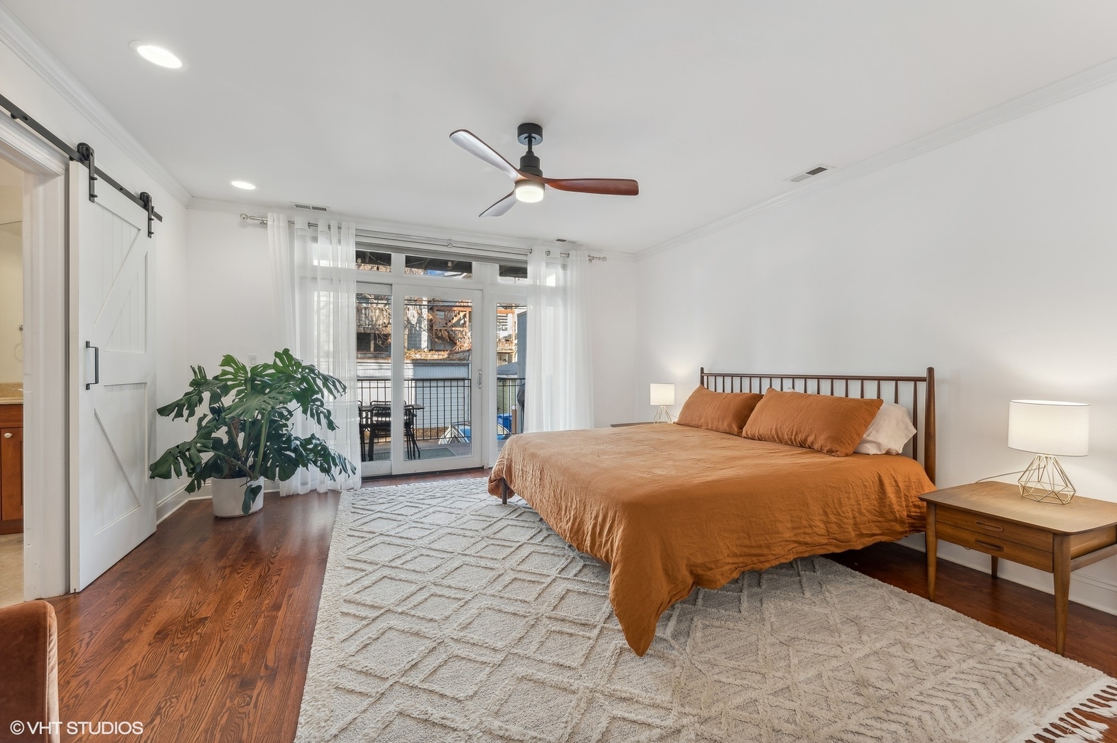 920 W Barry Avenue Unit: 2