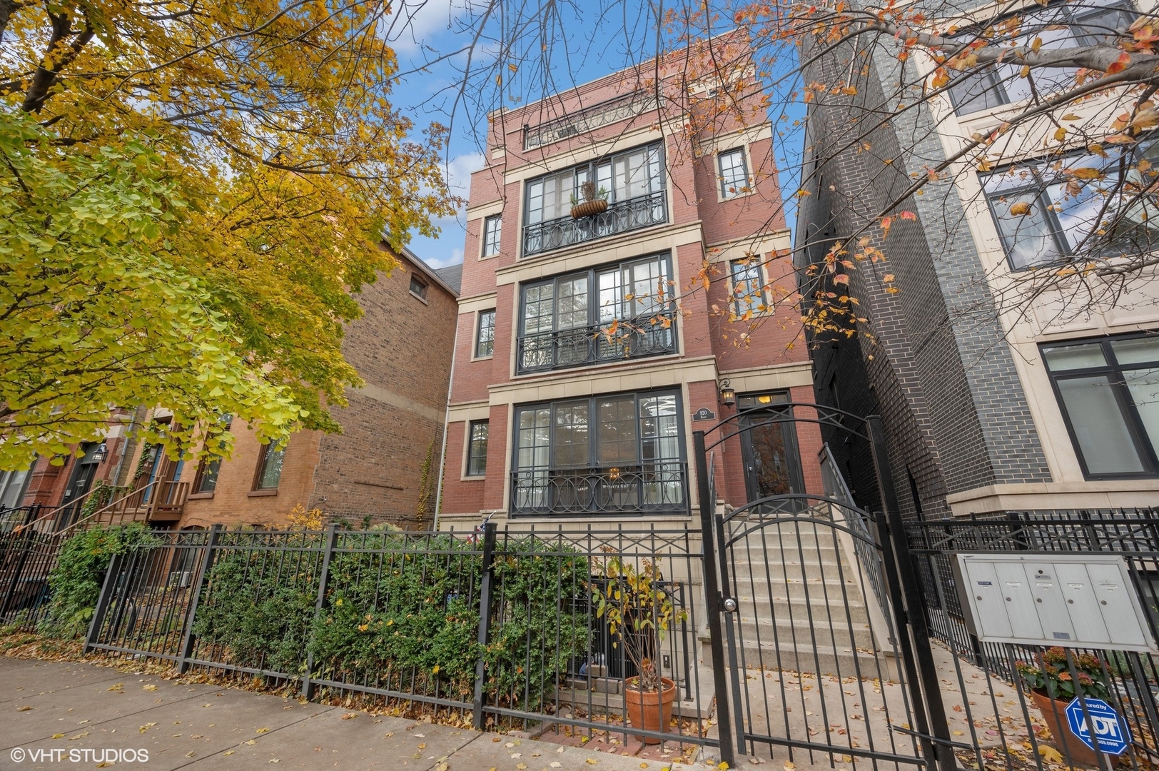 920 W Barry Avenue Unit: 2