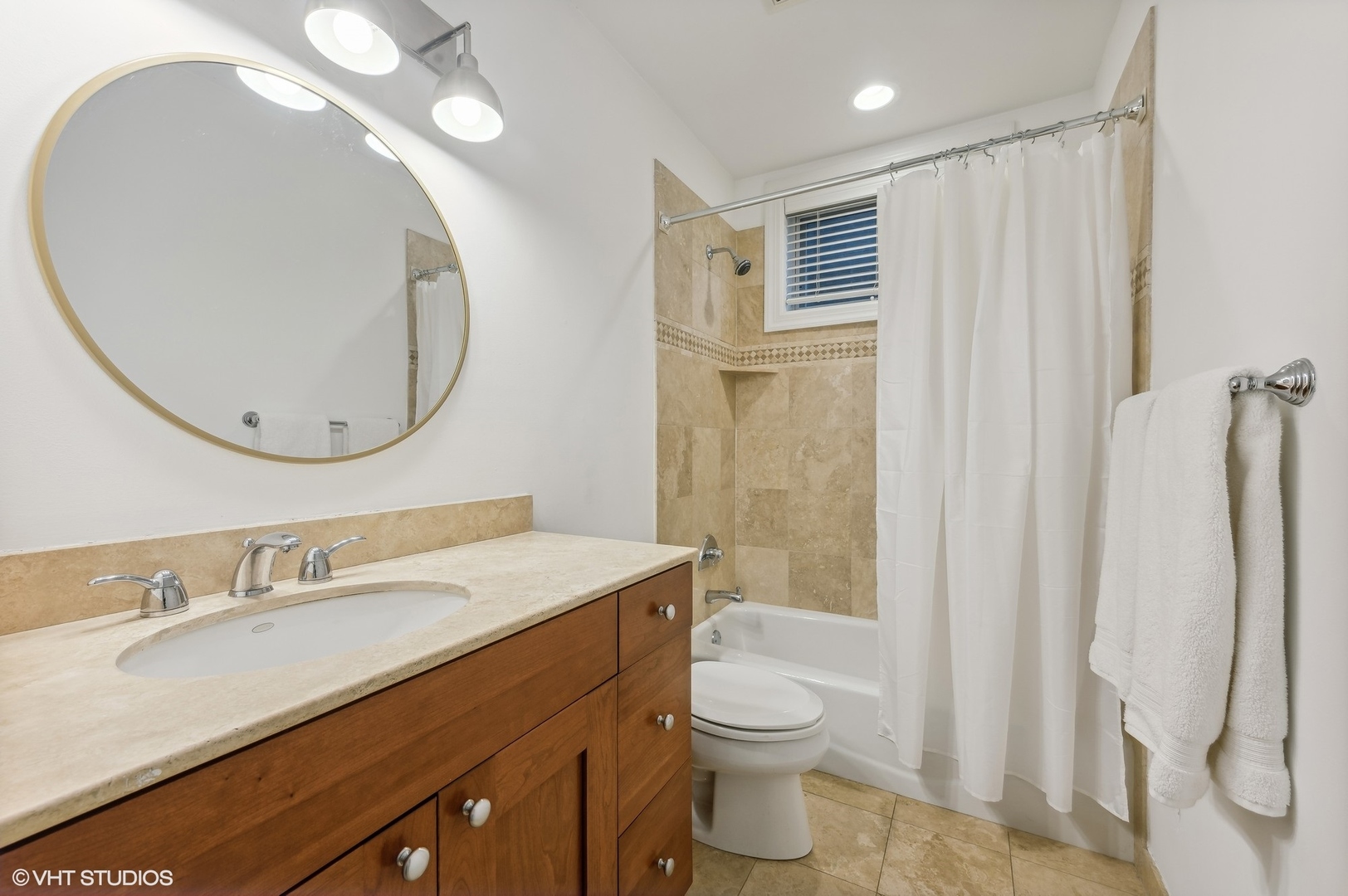 920 W Barry Avenue Unit: 2