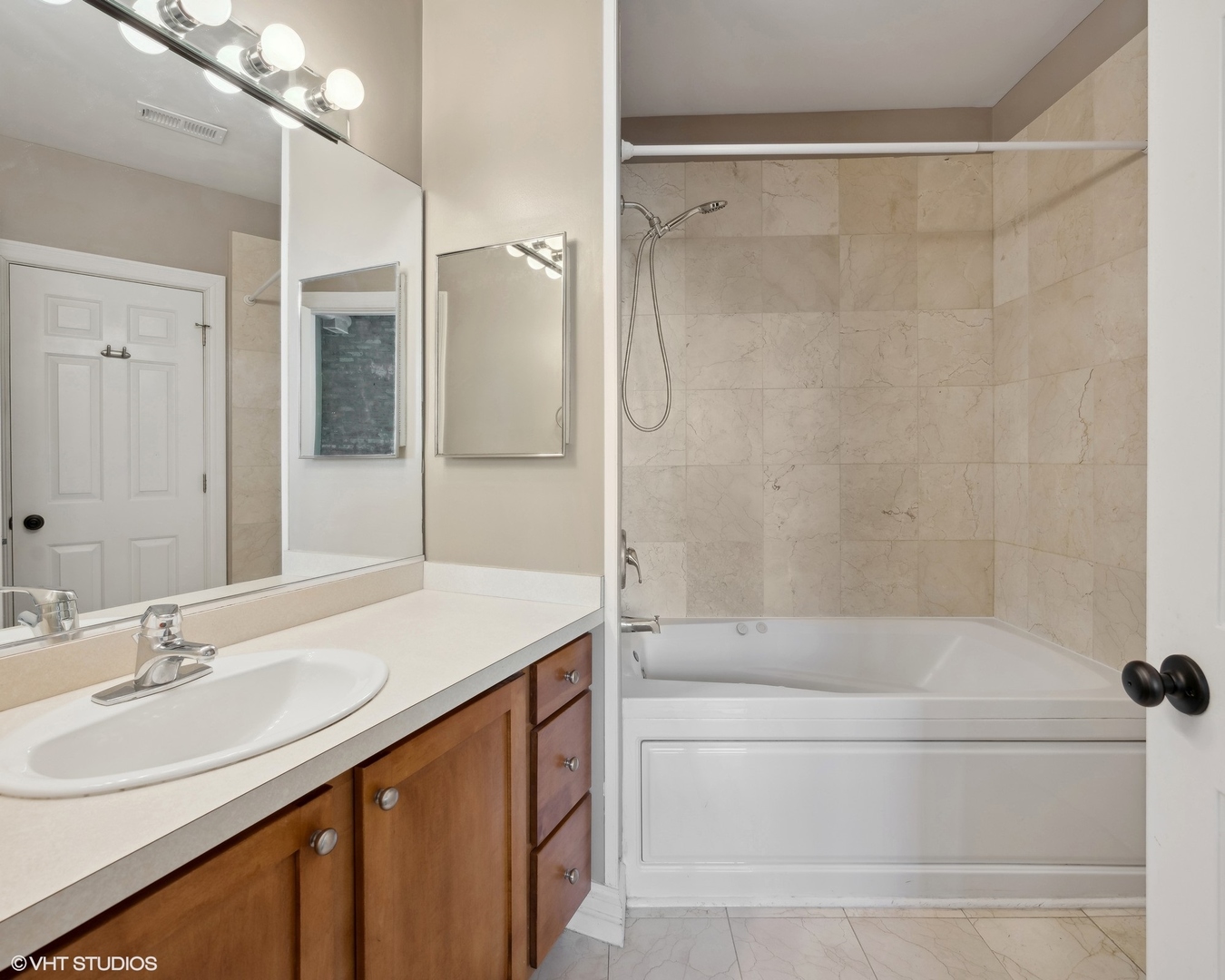1245 W GEORGE Street Unit: 302