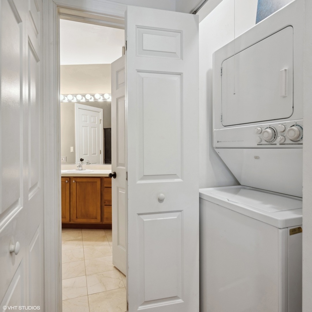 1245 W GEORGE Street Unit: 302