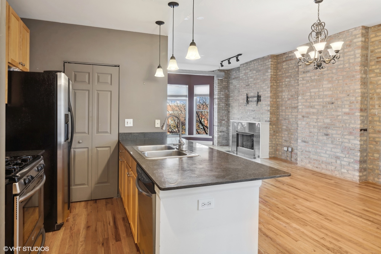 1245 W GEORGE Street Unit: 302