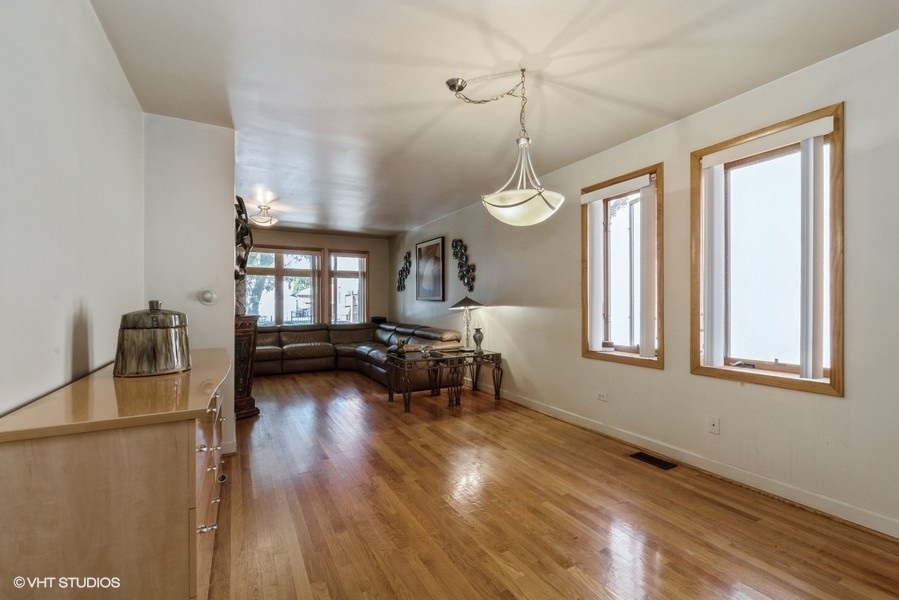 907 S Carpenter Street