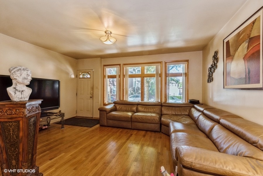 907 S Carpenter Street