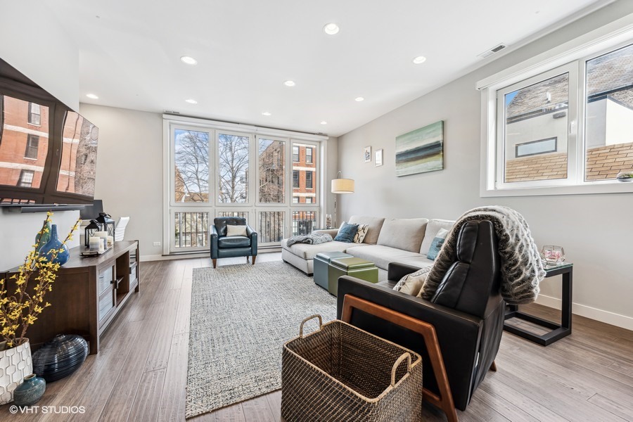 1441 W Blackhawk Street Unit: 2E