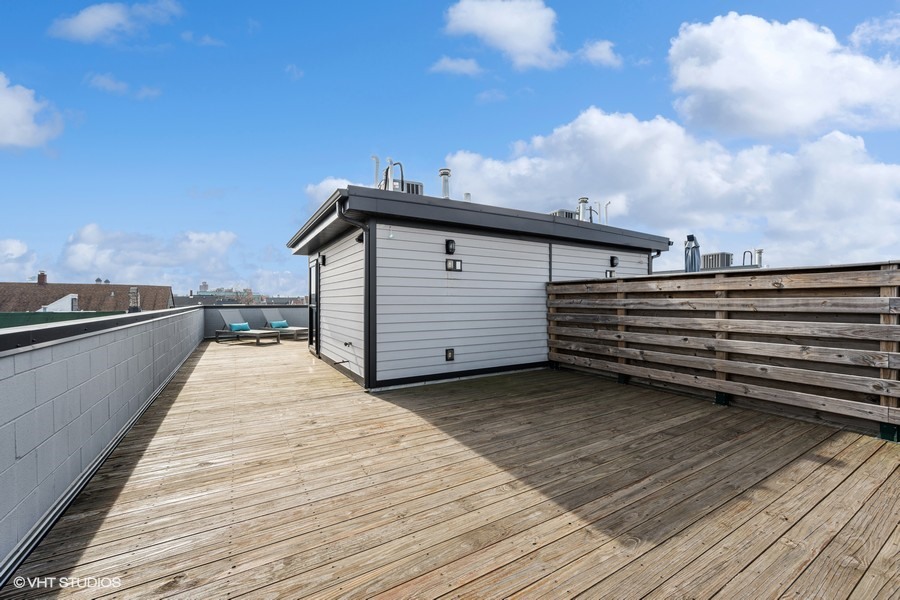 1441 W Blackhawk Street Unit: 2E