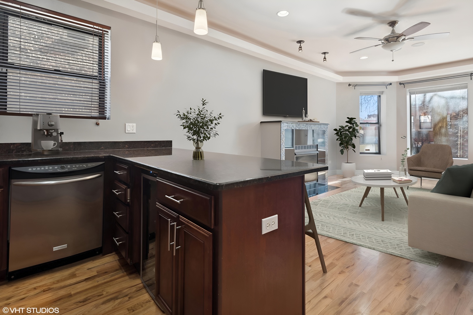 642 E 50TH Street Unit: 1E