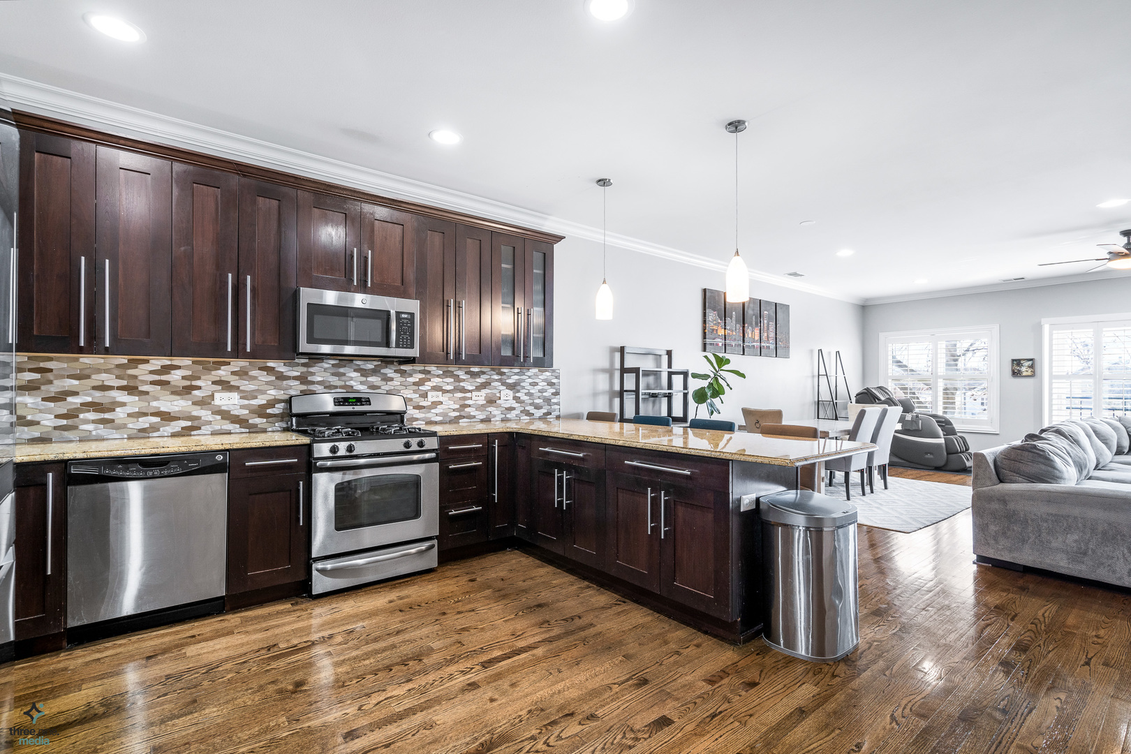 832 W 36th Street Unit: 2