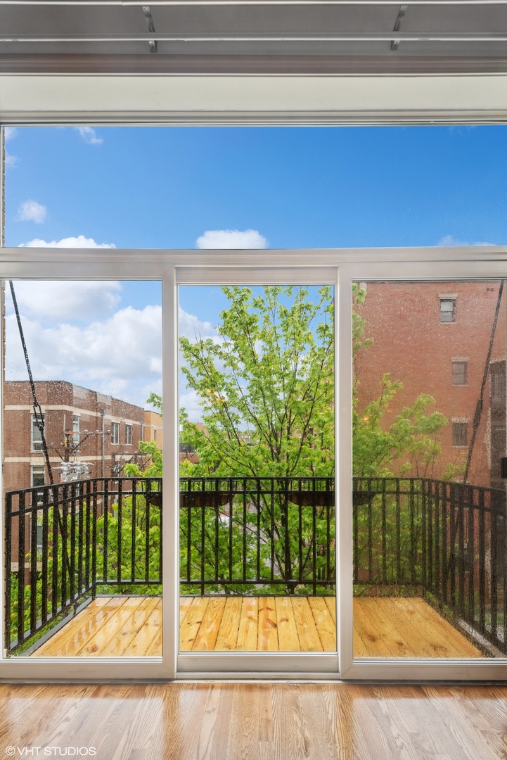 2806 N OAKLEY Avenue Unit: 407