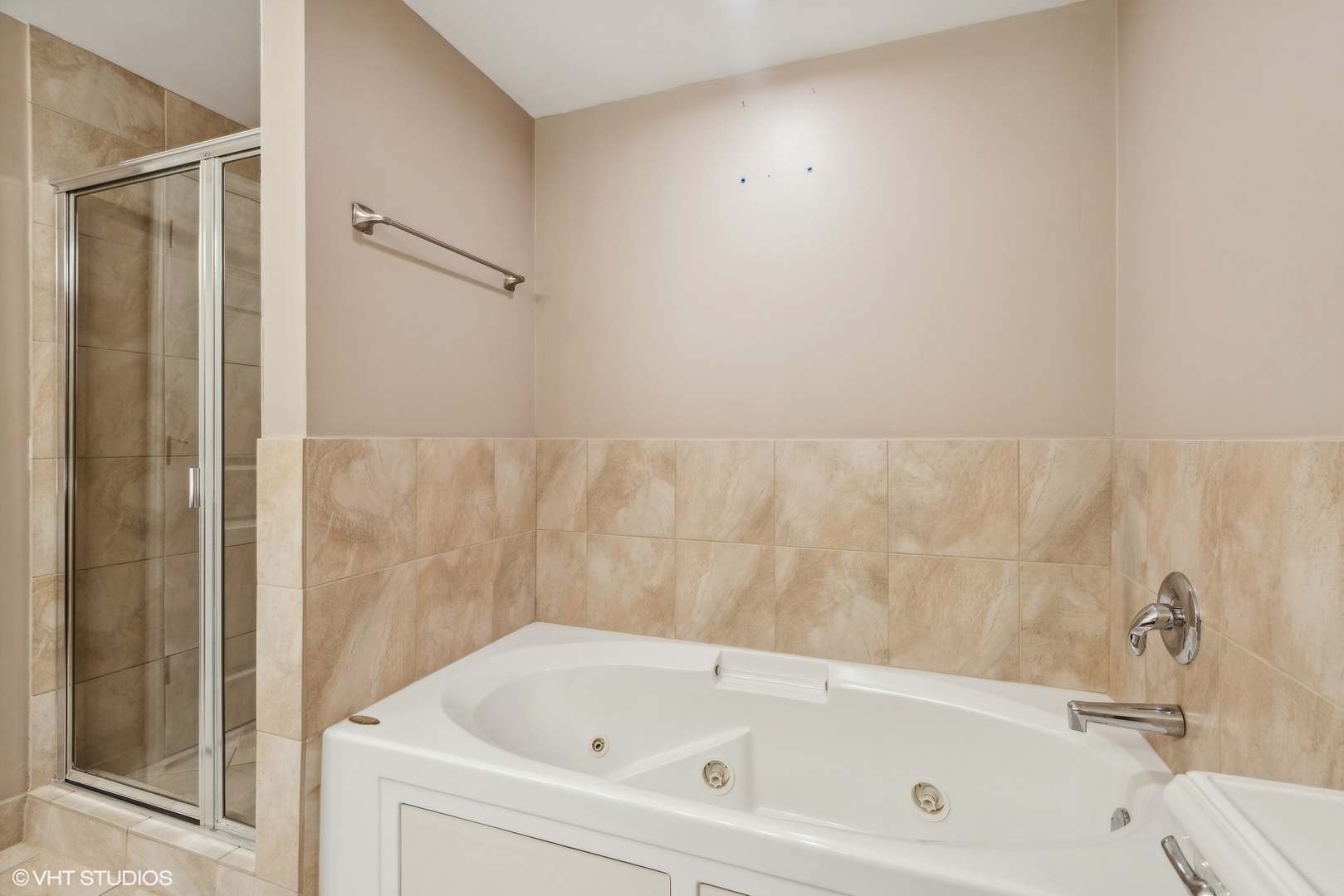 2806 N OAKLEY Avenue Unit: 407