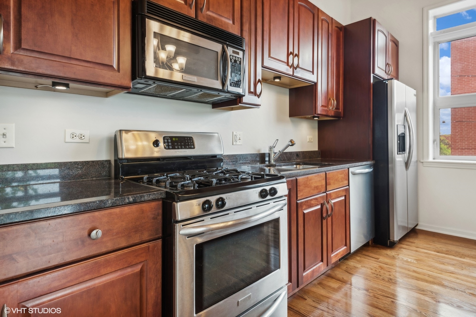 2806 N OAKLEY Avenue Unit: 407