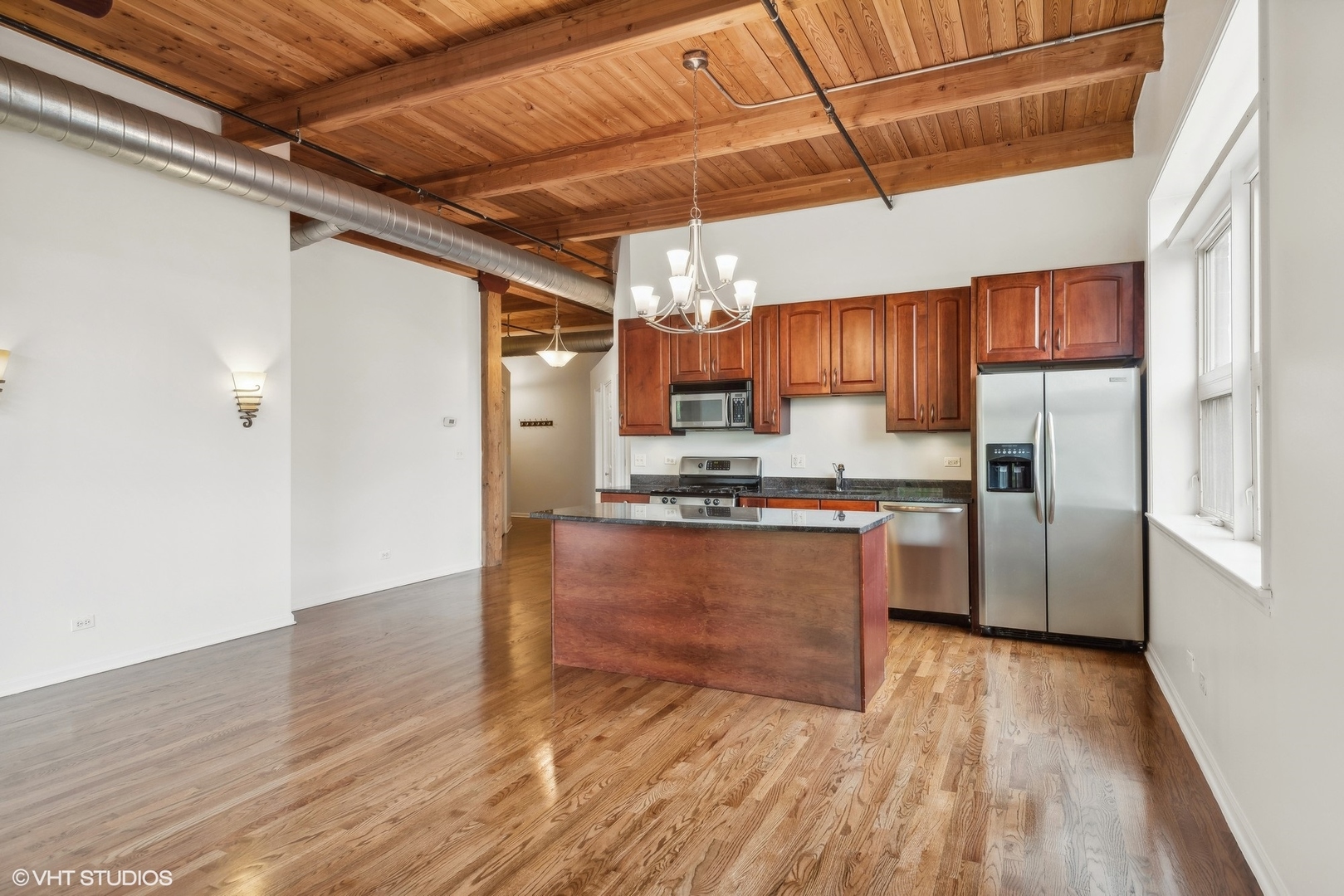 2806 N OAKLEY Avenue Unit: 407