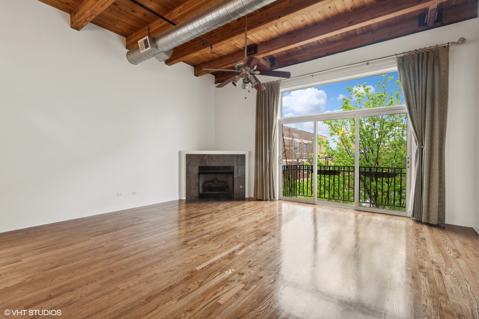 2806 N OAKLEY Avenue Unit: 407