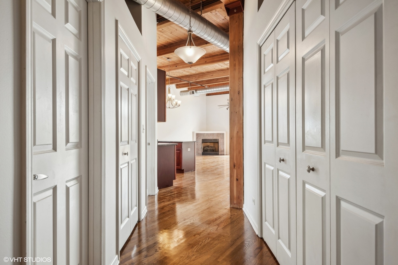 2806 N OAKLEY Avenue Unit: 407
